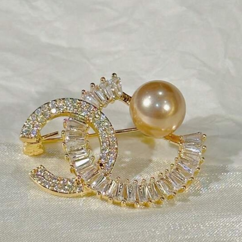 Fashion Jewelry Gold and Silver Brooch with Pearl Accent